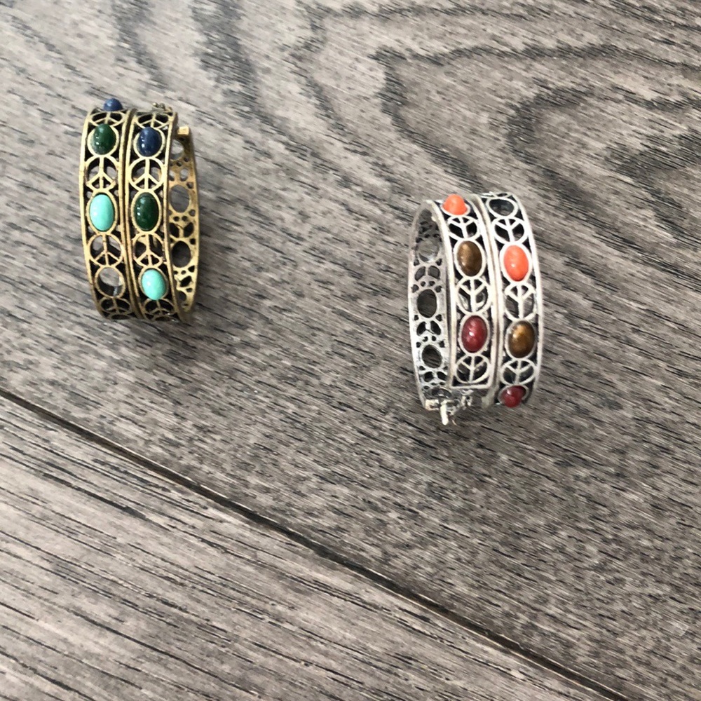 Bundle of two pairs of fashion earrings